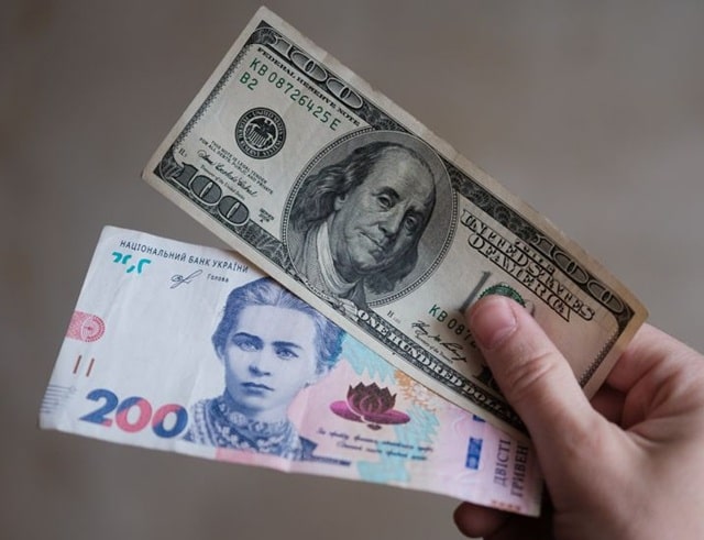 Міжбанк, готівка, карта: чому різні курси валют в Україні та де вигідніше обмінювати - фото1