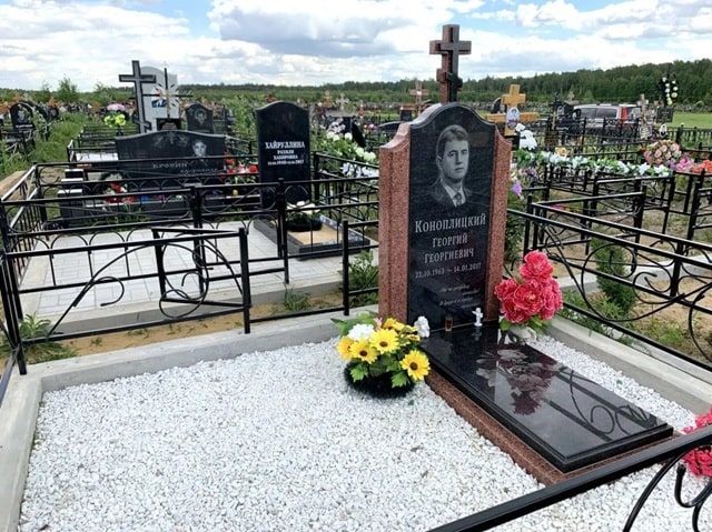Памятник на могилу из гранита или мрамора: какой материал лучше, особенности, плюсы и минусы - фото1