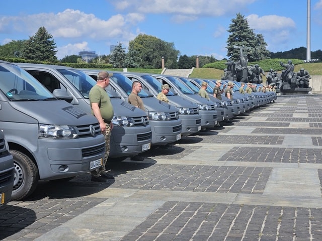 Фонд MK Foundation передав 100 фургонів Volkswagen Transporter для прикордонників у зоні бойових дій - фото1