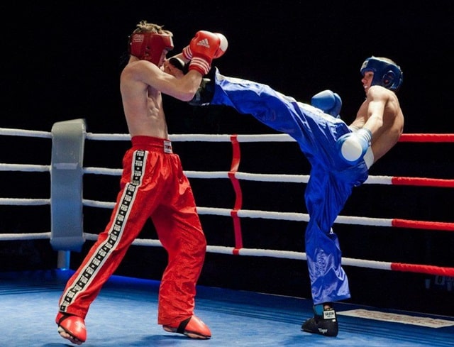 Тренировки в детской секции кикбоксинга