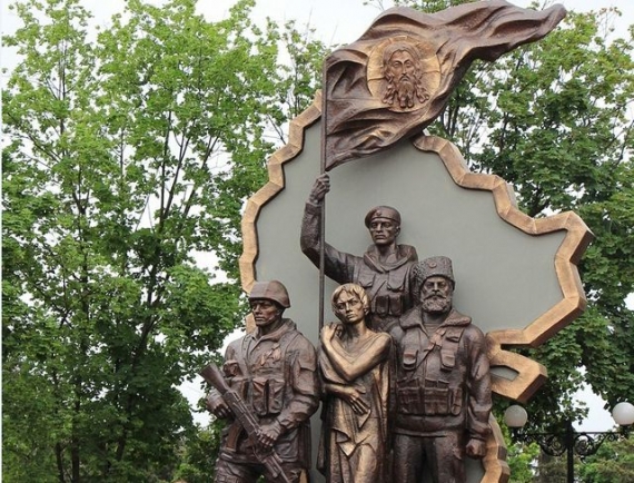 Снова взорвали скульптурную композицию, установленную в честь «защитников родины» (видео)