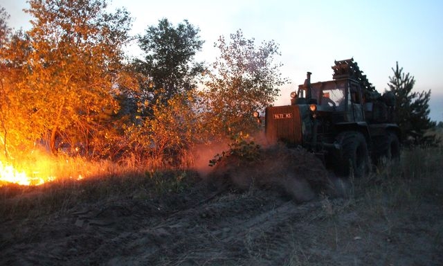 На Луганщине во время пожаров погиб один военный, двое получили ожоги (фото)