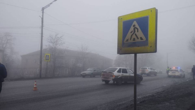 В Антраците 18-летний водитель сбил мальчика, в Хрустальном горели боксы с автобусами