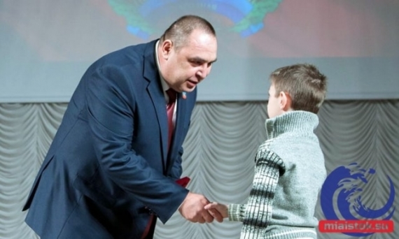 Плотницкий наградил медалью школьника из Перевальска