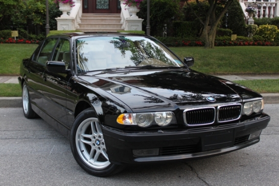 Автомобиль BMW 740