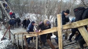 В Станице Луганской стремительно растет число людей, пересекающих линию разграничения