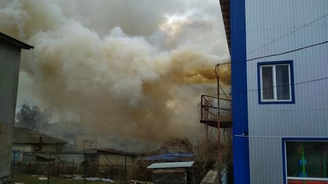 Во время тушения пожара в Старобельске пострадал пожарный