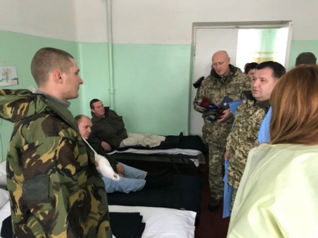 Украинские воины в зоне АТО получили награды от министра обороны