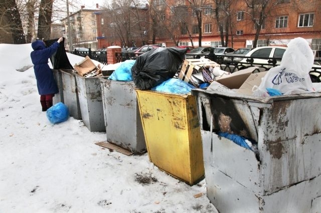 В Стаханове убили мужчину, а тело выбросили в мусорный бак