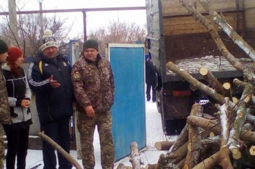 У мамы военнопленного матроса из Сватово побывали волонтеры и чиновники ЛОВГА