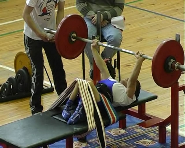 Спортсмены-инвалиды соревновались в пауэрлифтинге