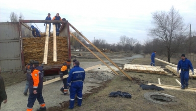 На Луганщине спасатели продолжают доставать из-под завалов людей