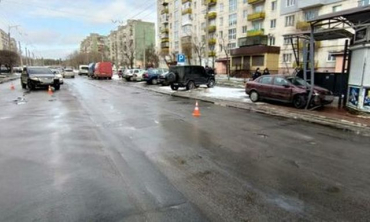 В Северодонецке автомобиль «Opel» врезался в автобусную остановку