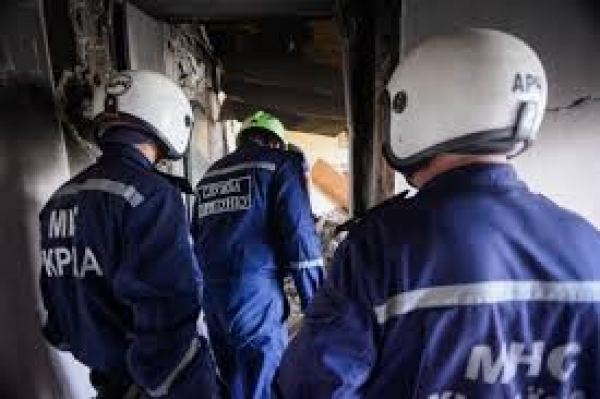 Спасатели восстанавливают детсад в Лисичанске