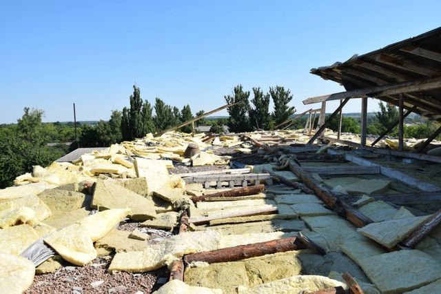 В Белолуцке ураган сорвал новую крышу с гимназии