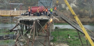 После сооружения временного перехода в Станице Луганской начался ремонт моста