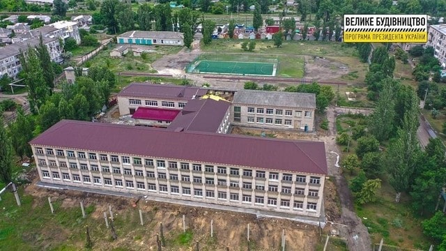 В Станице Луганской продолжается ремонт школы № 1