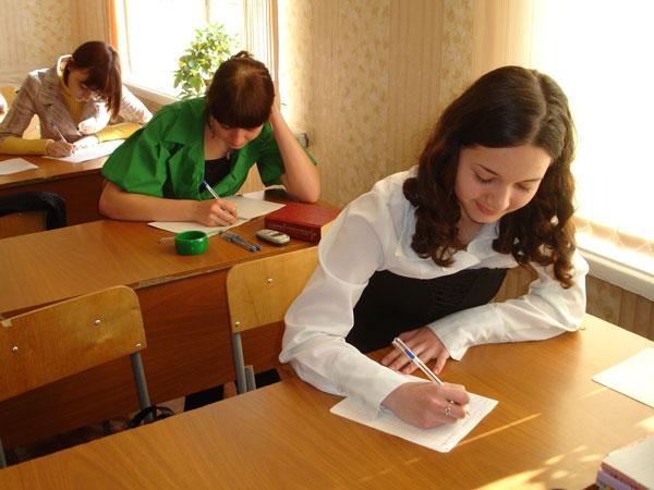 Количество выпускников в луганских школах уменьшилось вдвое