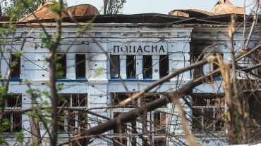 Оккупанты похвастались тремя отремонтированными крышами в разрушенной Попасной