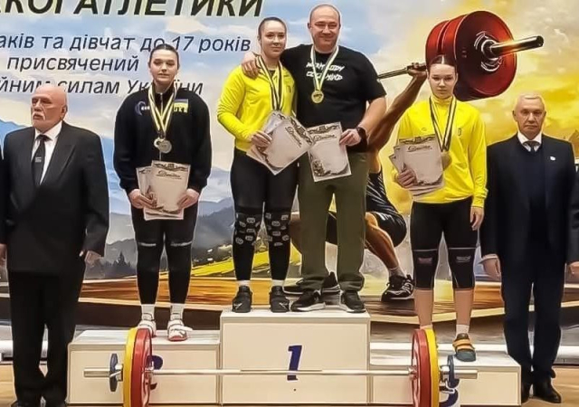 На чемпионате Украины по тяжелой атлетике спортсменка областной ДЮСШ заняла первое место
