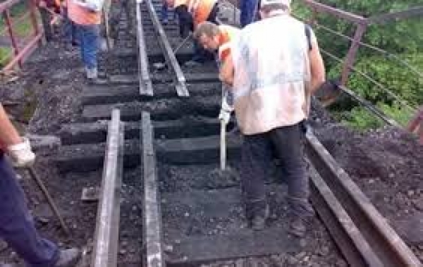 Железнодорожники восстанавливают мосты на Луганщине
