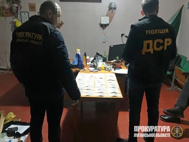 Находясь под следствием, глава ОТГ в третий раз попал под подозрение о взятке