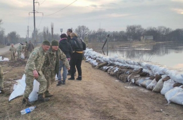 Старобельск: большую воду остановили, полиция разыскивает шутников, открывших шлюз