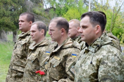 Военнослужащие АТО привели в порядок памятники советским воинам