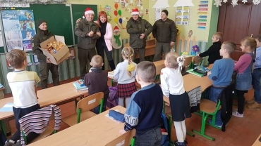 К школьникам Попасной вместе с военными заглянул Святой Николай