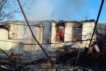 Боевики минометным огнем уничтожили жилые дома в Золотом