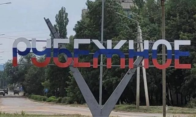 В оккупированном Рубежном многоэтажный дом оставили без кровли