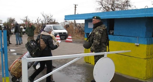 На КПВВ в Станице Луганской задержали граждан с большим количеством денег