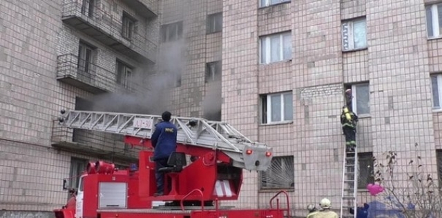 Пожар в университетском общежитии в Луганске – студентов эвакуировали с помощью автолестницы