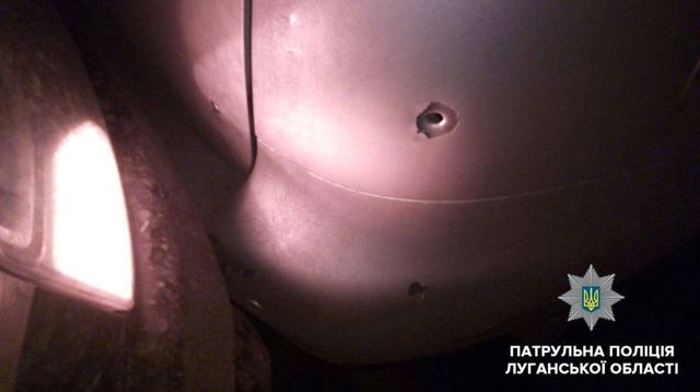 Полицейские открыли огонь по машине, которой управлял неадекватный водитель
