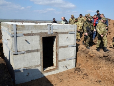 Харьковские строители заканчивают возводить на Луганщине фортификации