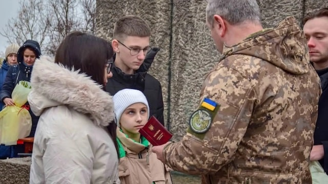 Награда погибшего луганского пограничника вручена его семье