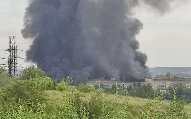 В Луганске прогремели взрывы - над городом поднялся черный дым