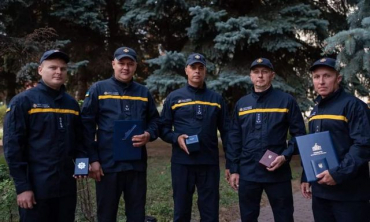 Пятеро спасателей Луганского гарнизона награждены медалями и знаками отличия