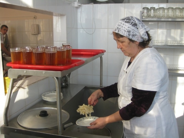 Мэр проверил, чем кормят маленьких луганчан