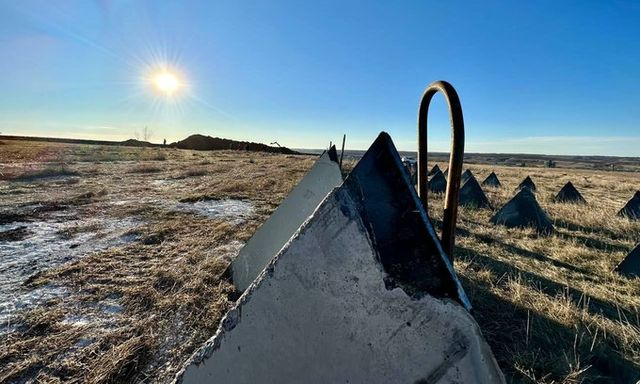 «Зубы дракона», установленные в полях Луганщины, посыпались