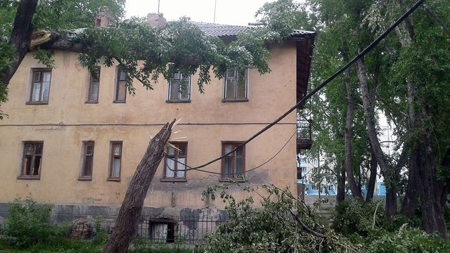 Непогода обрушилась на энергосети Луганщины: без света две тысячи абонентов