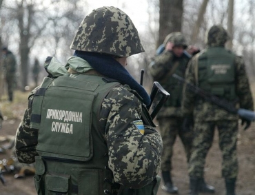 На границе задержали нарушителя с фарфоровыми вазами (видео)