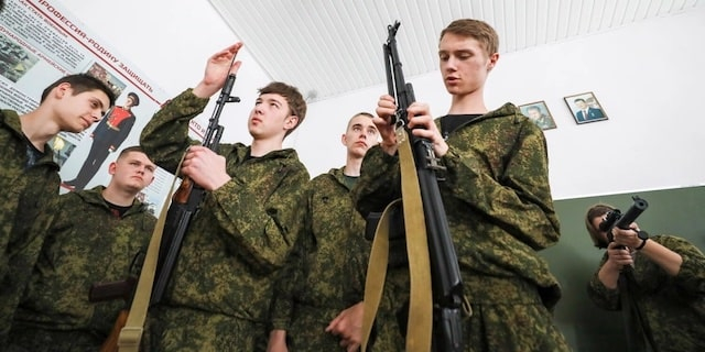 Оккупанты в Луганске открывают военные классы