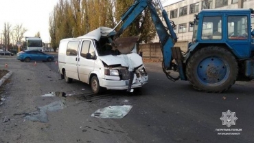 ДТП в Рубежном: «Ford Transit» на полном ходу влетел в трактор