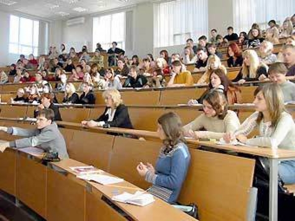 Учащимся вузов обещают места и стипендии