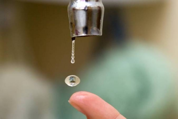 Жители одного из районов Луганска до сих пор без воды