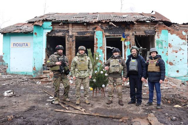 В селе Невском установили главную новогоднюю елку Луганщины