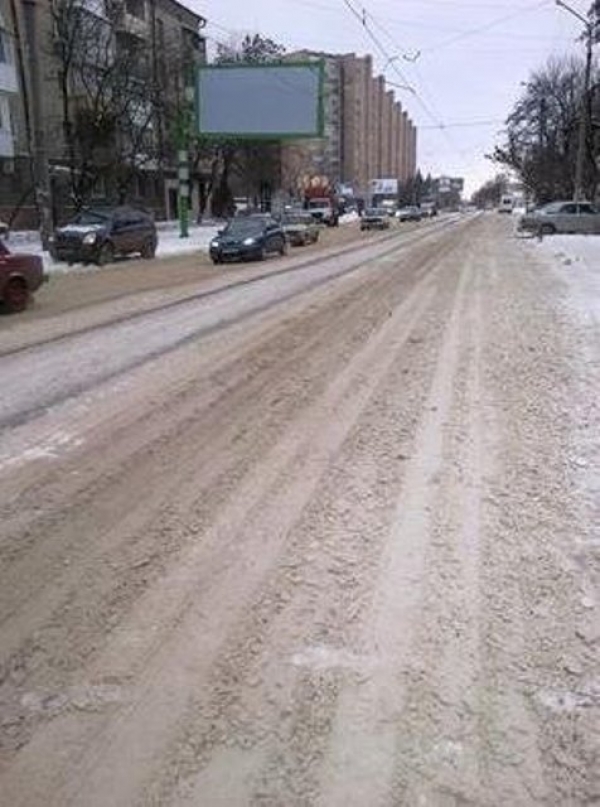 В Луганске продолжают бороться со снегом