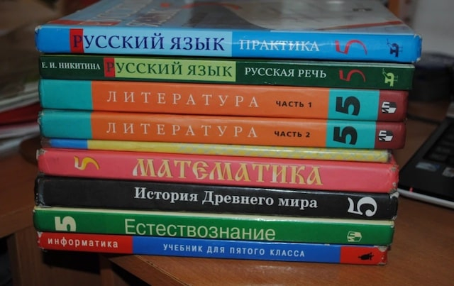 В Старобельский район завезли очередную партию российских учебников