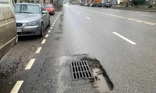 В Луганске вместе со снегом сходит и асфальт